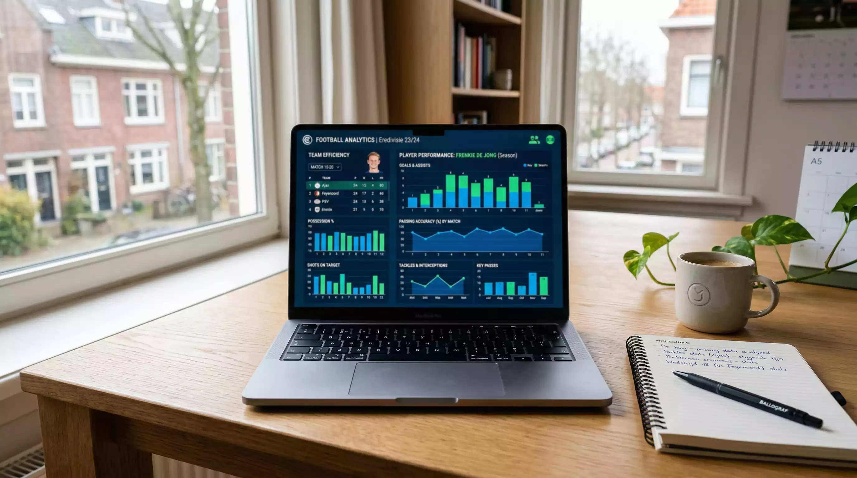 Laptop scherm met voetbalstatistieken en analysegrafieken voor wedstrijdvoorbereiding