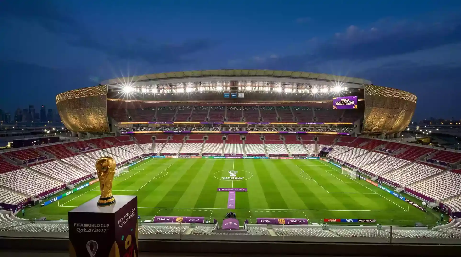 Voetbalstadion met WK-finale sfeer en trofee op de voorgrond